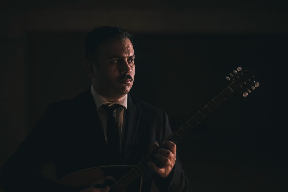 Ανέστης Δελιάς | Η ζωή του θρυλικού ρεμπέτη στο Θέατρο Αυλαία στον Πειραιά