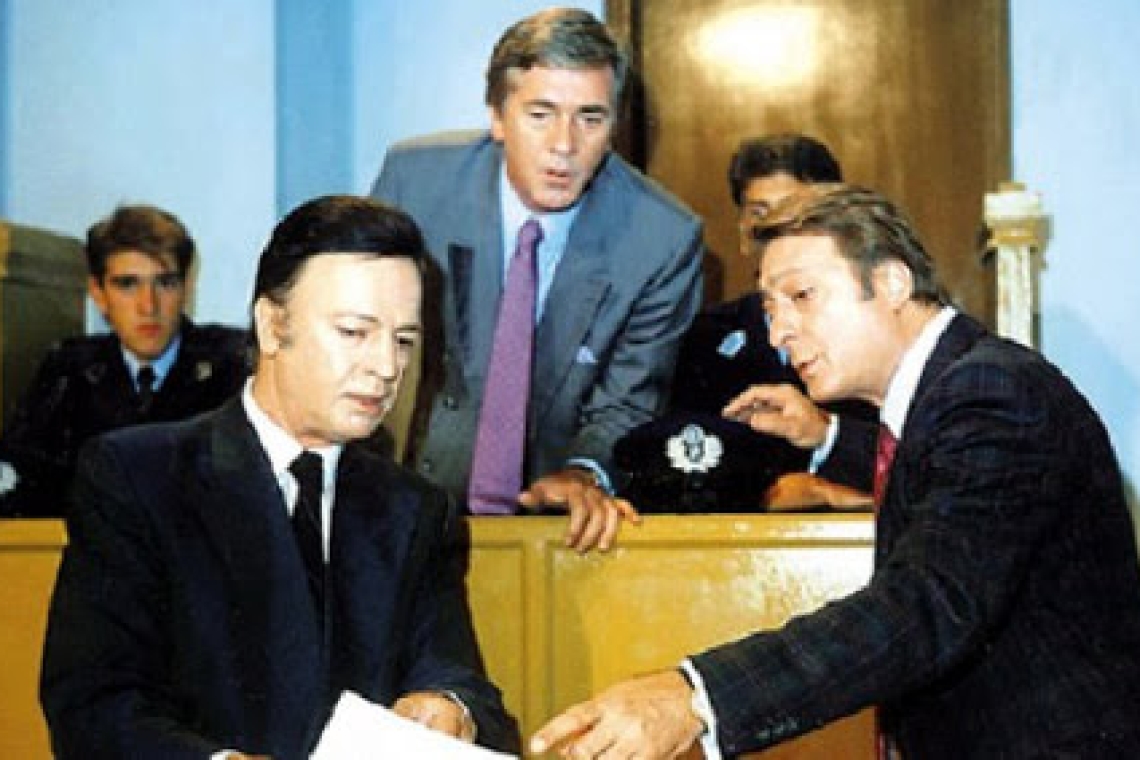 Ο Θάνος Λειβαδίτης γίνεται και τηλεοπτικός σταρ, αφού έχει ήδη διαγράψει µια σπουδαία πορεία στο θέατρο και τον κινηματογράφο